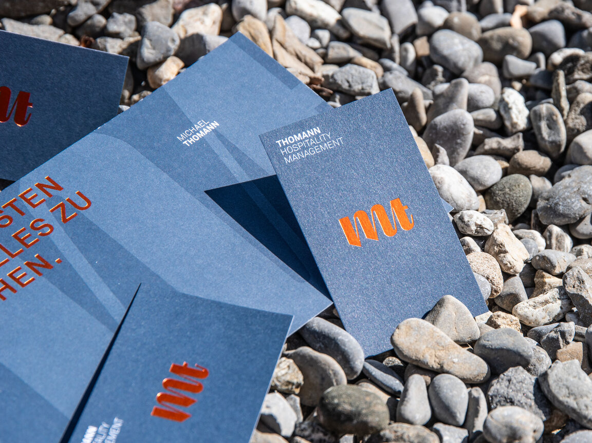 Visionaer Referenz: THOMANN Hospitality Management Visitenkarten und Karten auf Kies.