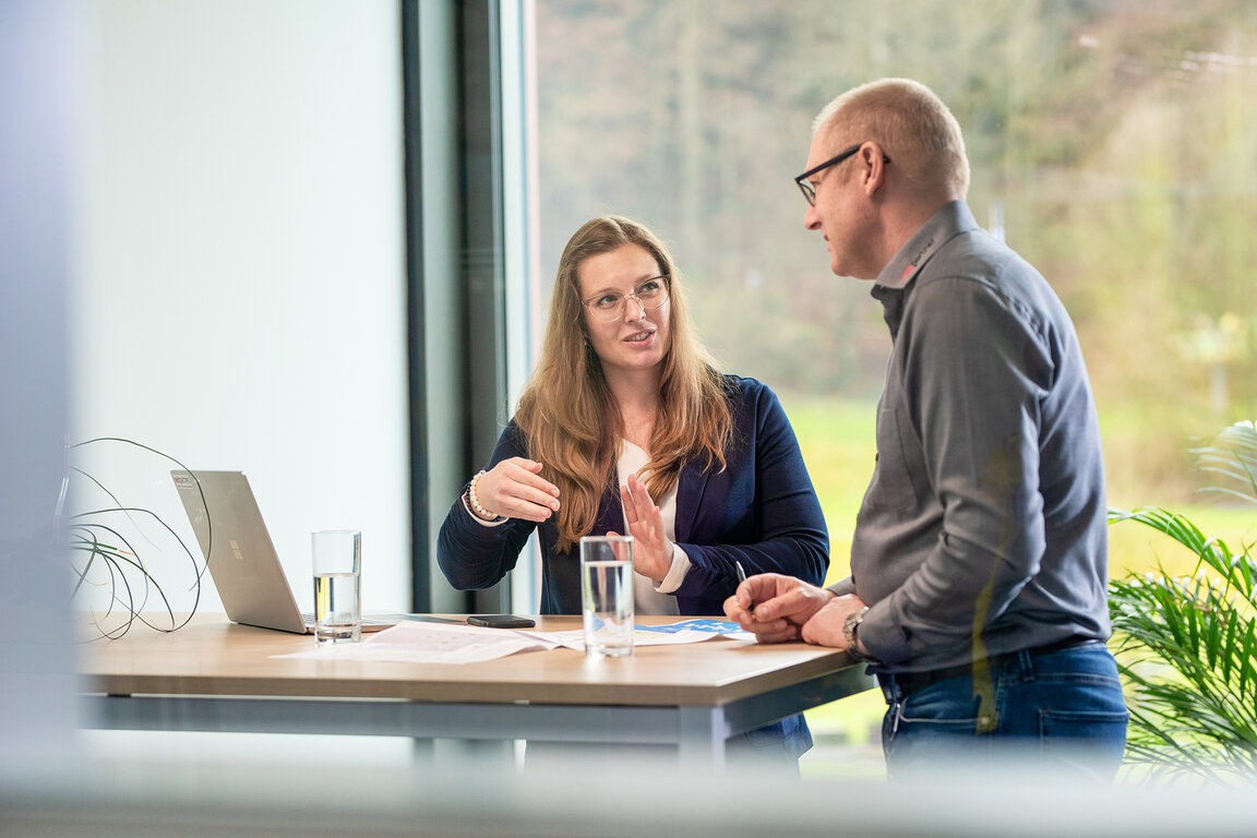 Visionaer Referenz: netpartner Fotografie Mitarbeiter Besprechung