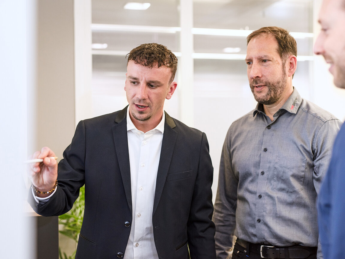 Visionaer Referenz: netpartner Fotografie Mitarbeiter Besprechung
