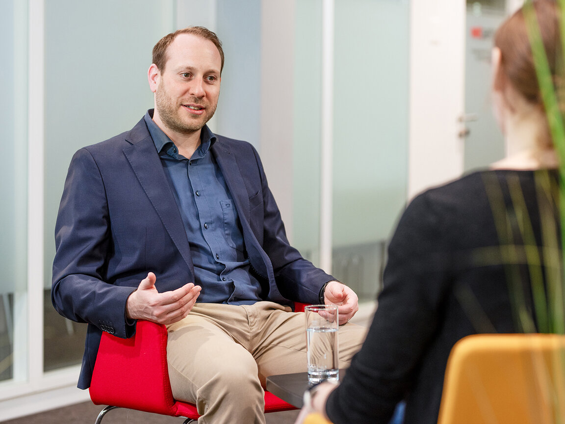 Visionaer Referenz: netpartner Fotografie Mitarbeiter Besprechung