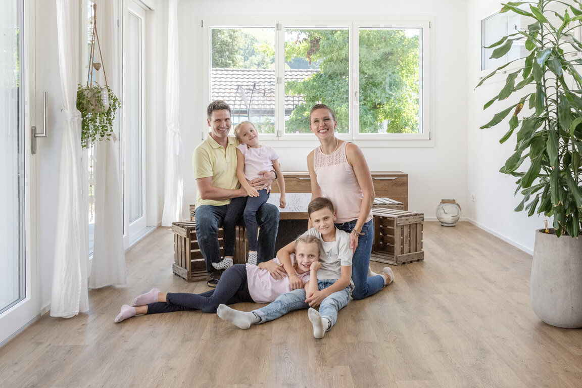 Visionaer Referenz: Dubach Holzbau Fotografie Haus Familie.